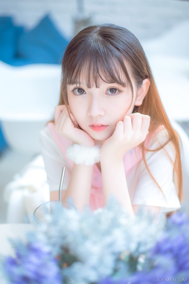 途中不少得到消息的将领也纷纷赶来，包括那十几个之前擅动军士作乱的将领，此刻也赶了过来，只是看到刘璝一脸铁青的面色，没有人上前搭话，所有人都看得出来，刘璝现在的心情很不好。